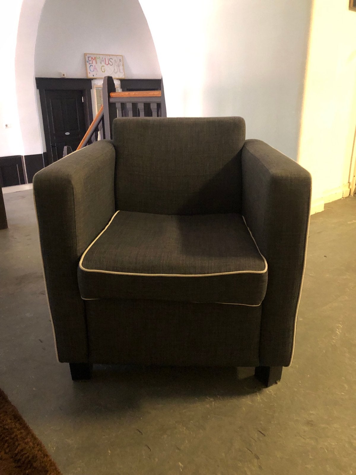 Comfortabele donkergrijze fauteuil met witte bies, Ophalen, Gebruikt, Stof, 75 tot 100 cm