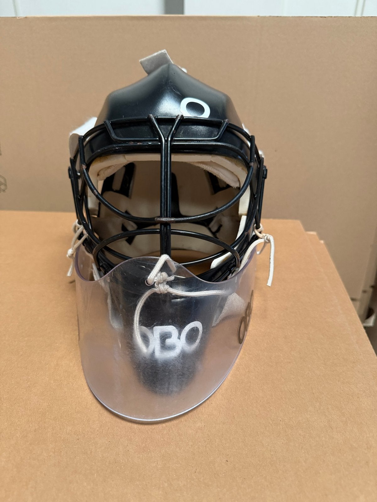 OBO Hockey Keepershelm Zwart + Keelbeschermer - Gebruikt, Ophalen of Verzenden, Gebruikt