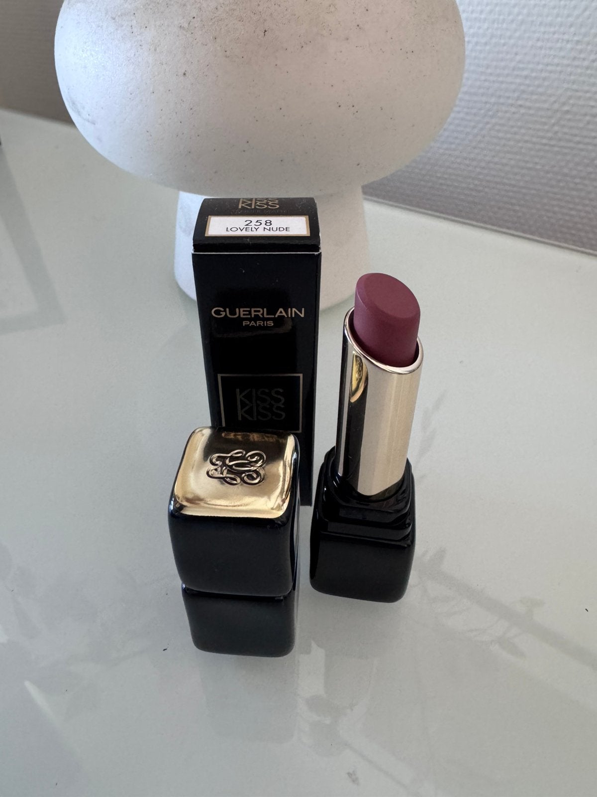 Lovely Nude kiss kiss lipstick Guerlain, Nieuw, Ophalen of Verzenden, Make-up, Overige kleuren