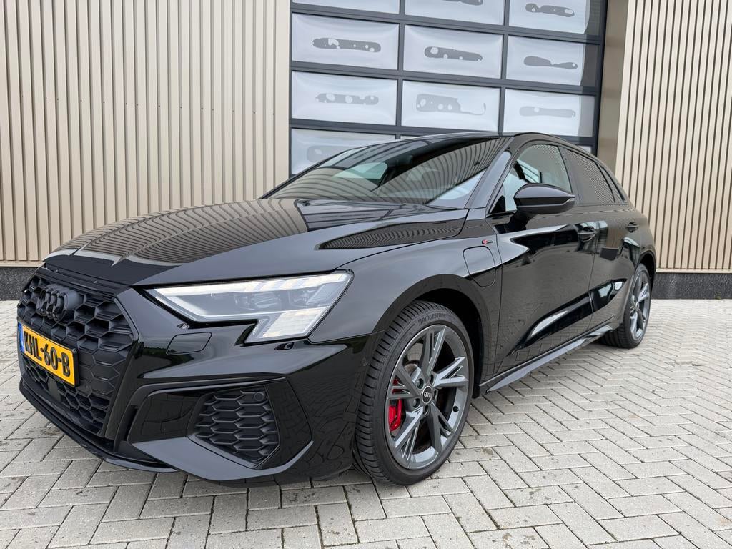 Audi A3 Sportback 45 TFSI e Hybride S‑Line 245 PK RS BTW, Auto's, Audi, Zwart, Zwart, Leder, Bedrijf