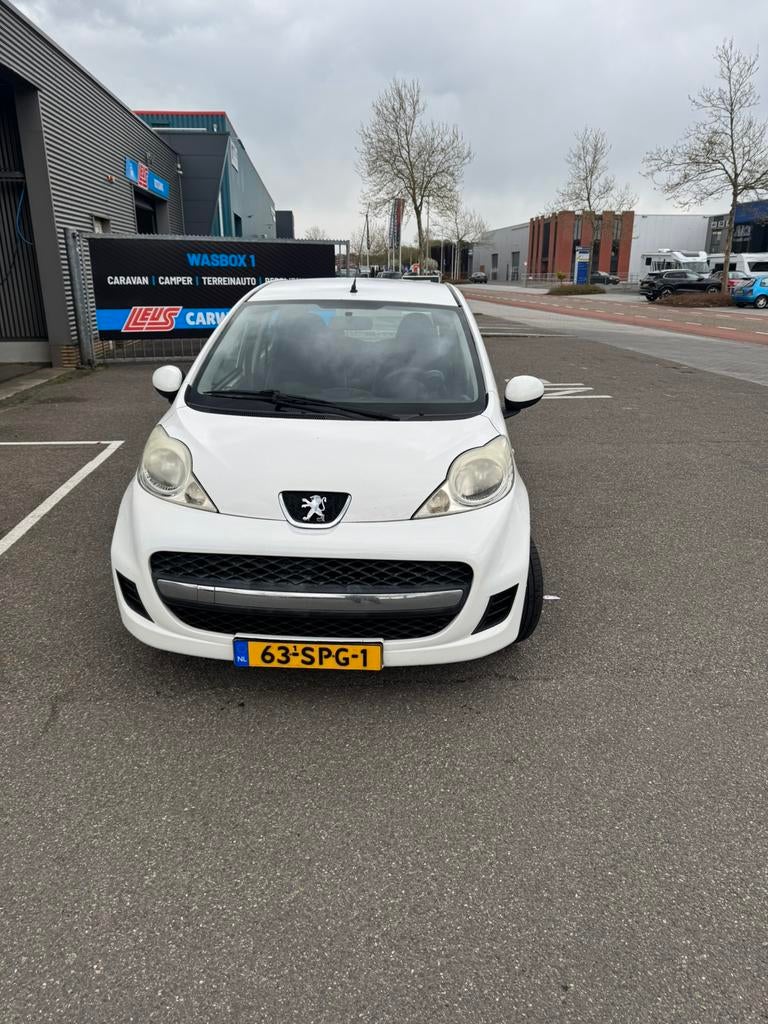 Peugeot 107 1.0 12V 5DR 2011 Wit, Auto's, Voorwielaandrijving, 4 stoelen, Origineel Nederlands, Handgeschakeld