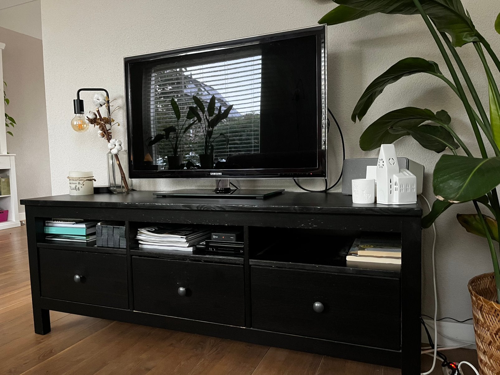 Zwart bruin TV meubel Hemnes IKEA, Ophalen, 100 tot 150 cm, Zo goed als nieuw, Met lade(s)
