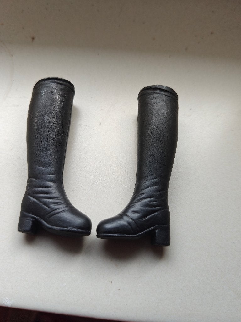 Barbie Sindy Fleur laarzen  zacht plastic, Ophalen, Zo goed als nieuw, Kleertjes