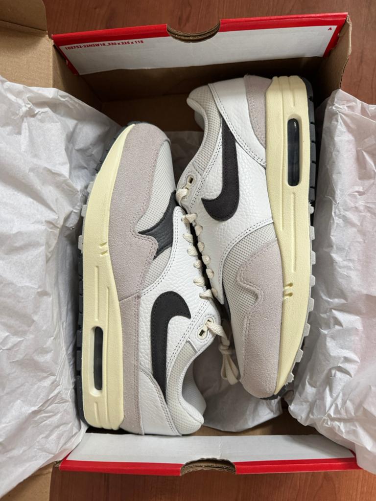 Nike Air Max 1 Light Bone Iron Grey - 42,5, Ophalen of Verzenden, Nieuw, Overige kleuren, Sneakers of Gympen