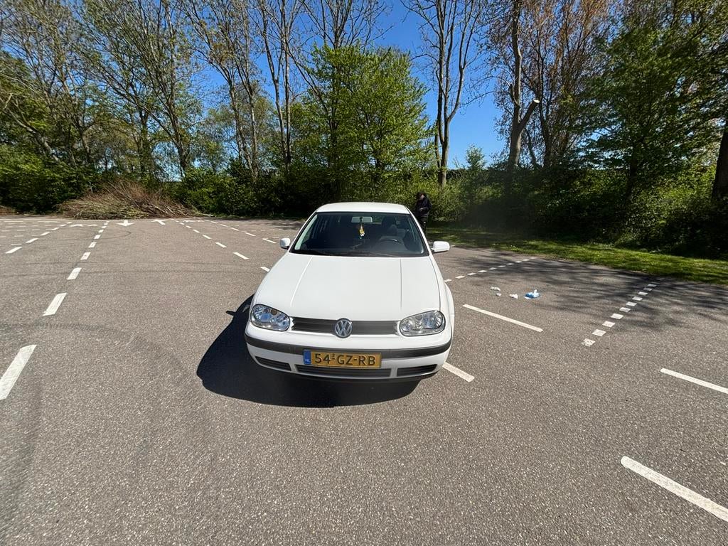 Volkswagen Golf 1.6 75KW AUT 2001 Wit, Auto's, Stof, Zwart, 4 cilinders, Bluetooth