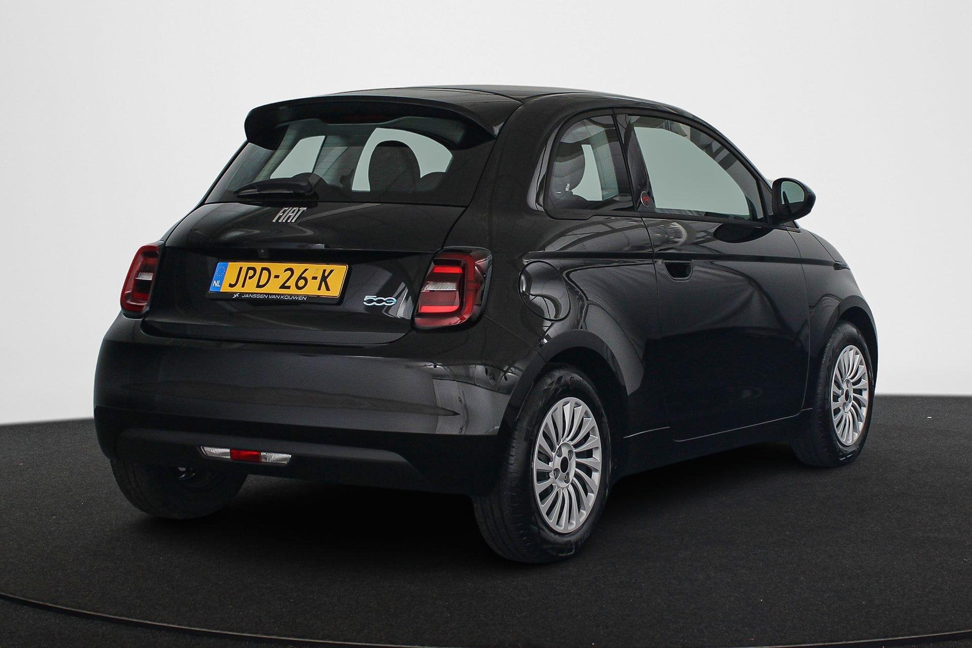 Fiat 500 RED 42 kWh / Carplay / Airco / 2+6 Jaar Garantie., Auto's, Fiat, 12 maanden, Stof, 4 stoelen, Zwart