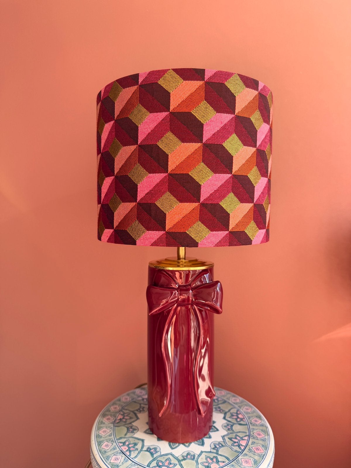 Burgundy lamp meg strik en kleurrijke lampenkap dia 25cm, Huis en Inrichting, Meerkleurig, Ophalen of Verzenden, Nieuw, E27 (groot)