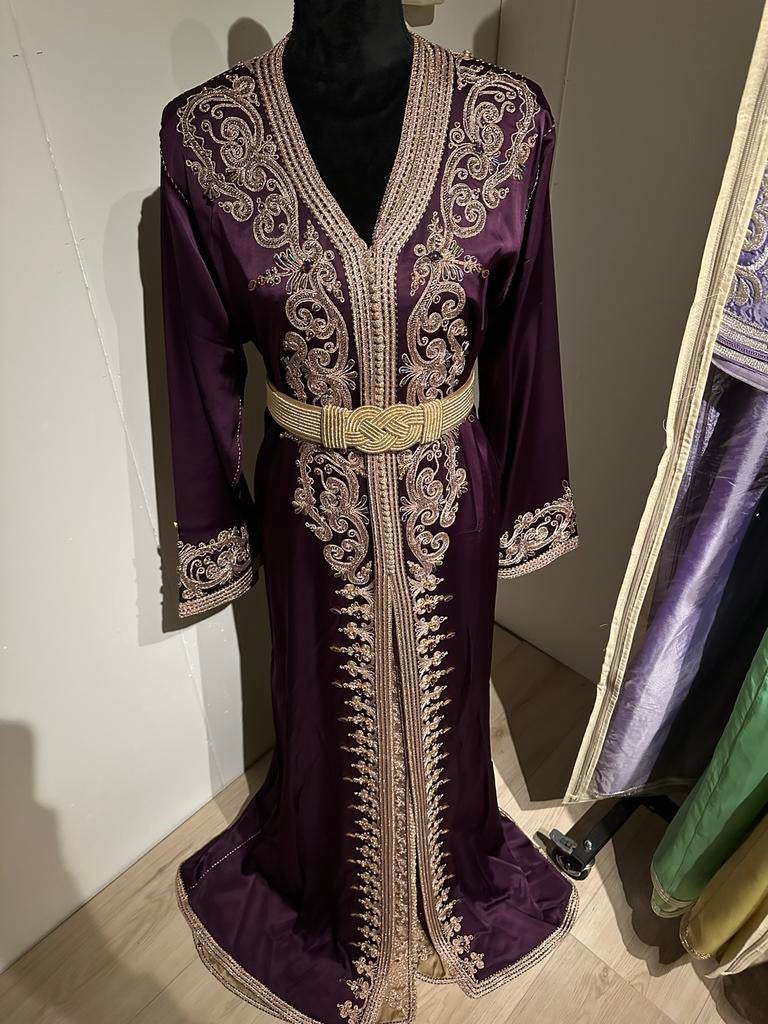 Prachtige paarse caftan met gedetailleerd borduurwerk, Ophalen of Verzenden, Nieuw, Paars, Galajurk