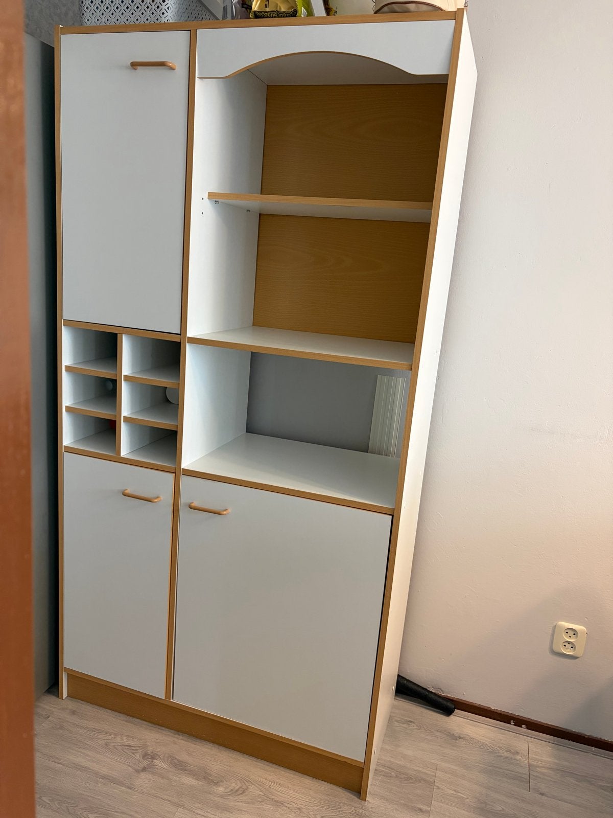 Witte kast met houtlook accenten en diverse opbergvakken, Ophalen, Gebruikt