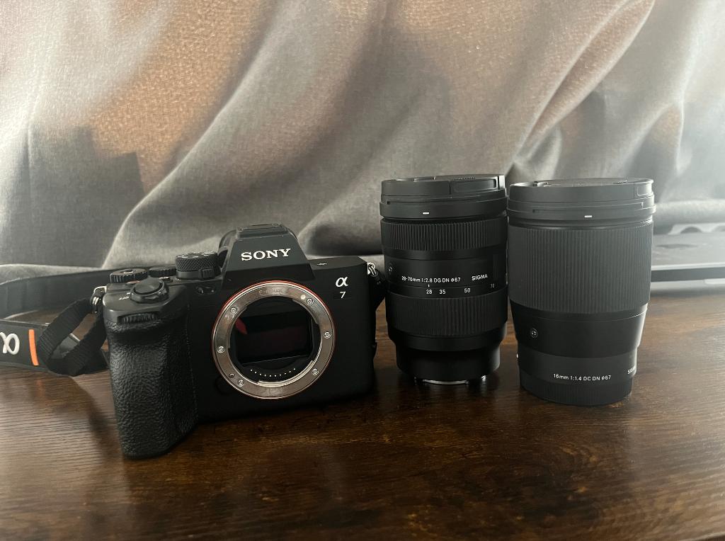 Sony Alpha 7 IV + 2 SIGMA lenzen, Spiegelreflex, 33 Megapixel, Ophalen of Verzenden, Zo goed als nieuw