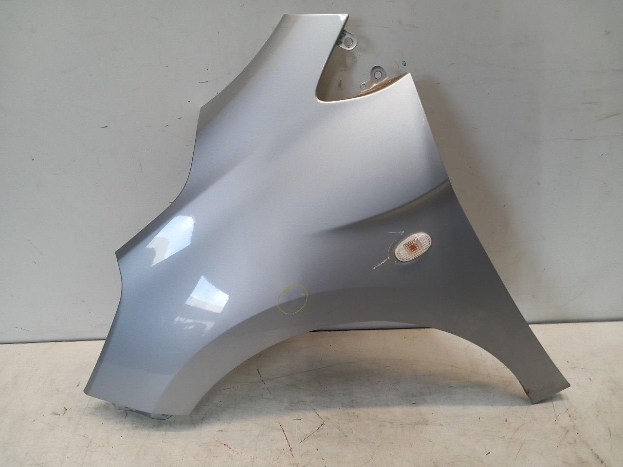 Spatbord links voor Opel Karl, Auto-onderdelen, Onderdelen@venauto.nl, Van der Ven Autorecycling B.V., Gebruikt, Ettenseweg 76, 4706 PB Roosendaal, The Netherlands