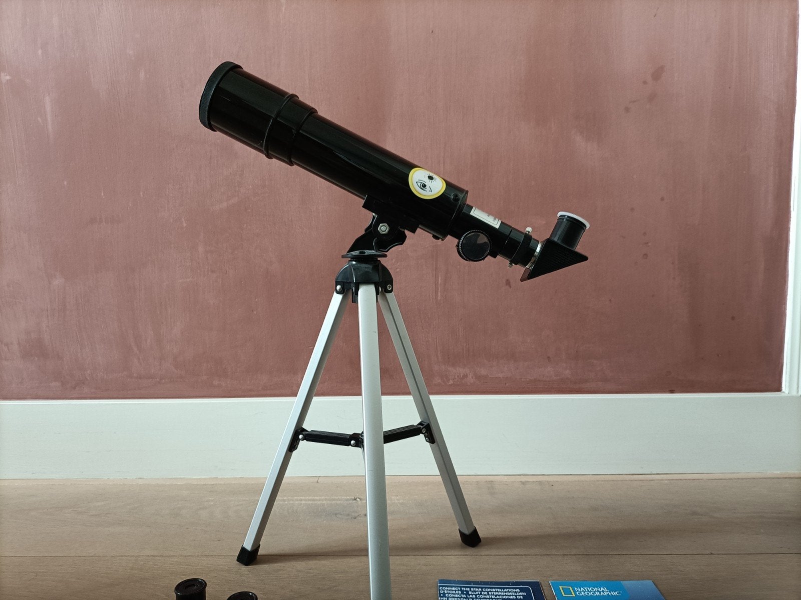 National Geographic Telescoop met Statief en Boek, Lenzentelescoop (refractor), Met statief, Ophalen of Verzenden, Zo goed als nieuw