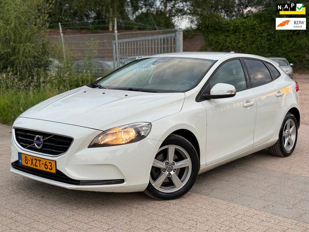 Volvo V40 1.6 D2 Kinetic Airco Cruise PDC Trekhaak DealerOnd, Voorwielaandrijving, Euro 5, Stof, Gebruikt
