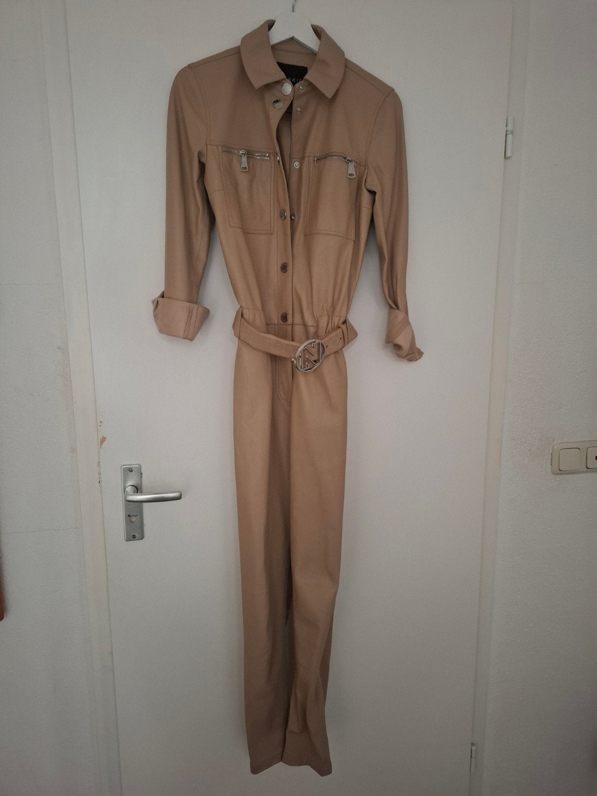 Nikkie jumpsuit beige maat 32 (imitatie leer)), Beige, Ophalen of Verzenden, Zo goed als nieuw, Nikkie