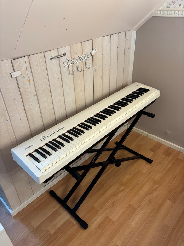 Roland FP-30 Digitale Piano Wit incl. standaard en pedaal, Muziek en Instrumenten, Ophalen, 88 toetsen, Roland, Zo goed als nieuw