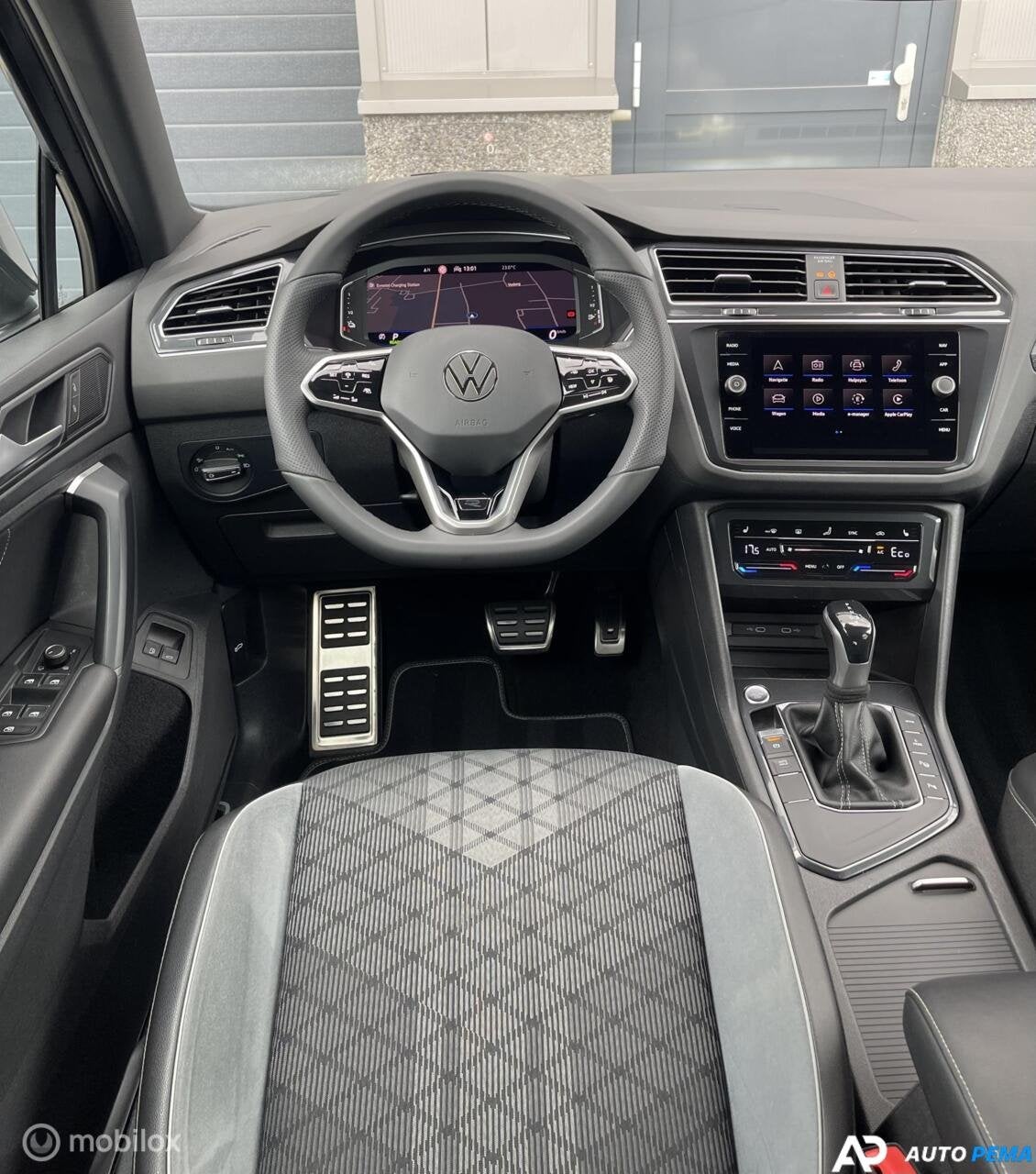 Volkswagen Tiguan 1.4 TSI eHybrid 245PK 3xR-Line Hu, Auto's, Gebruikt, Zwart, 4 cilinders, Leder en Stof