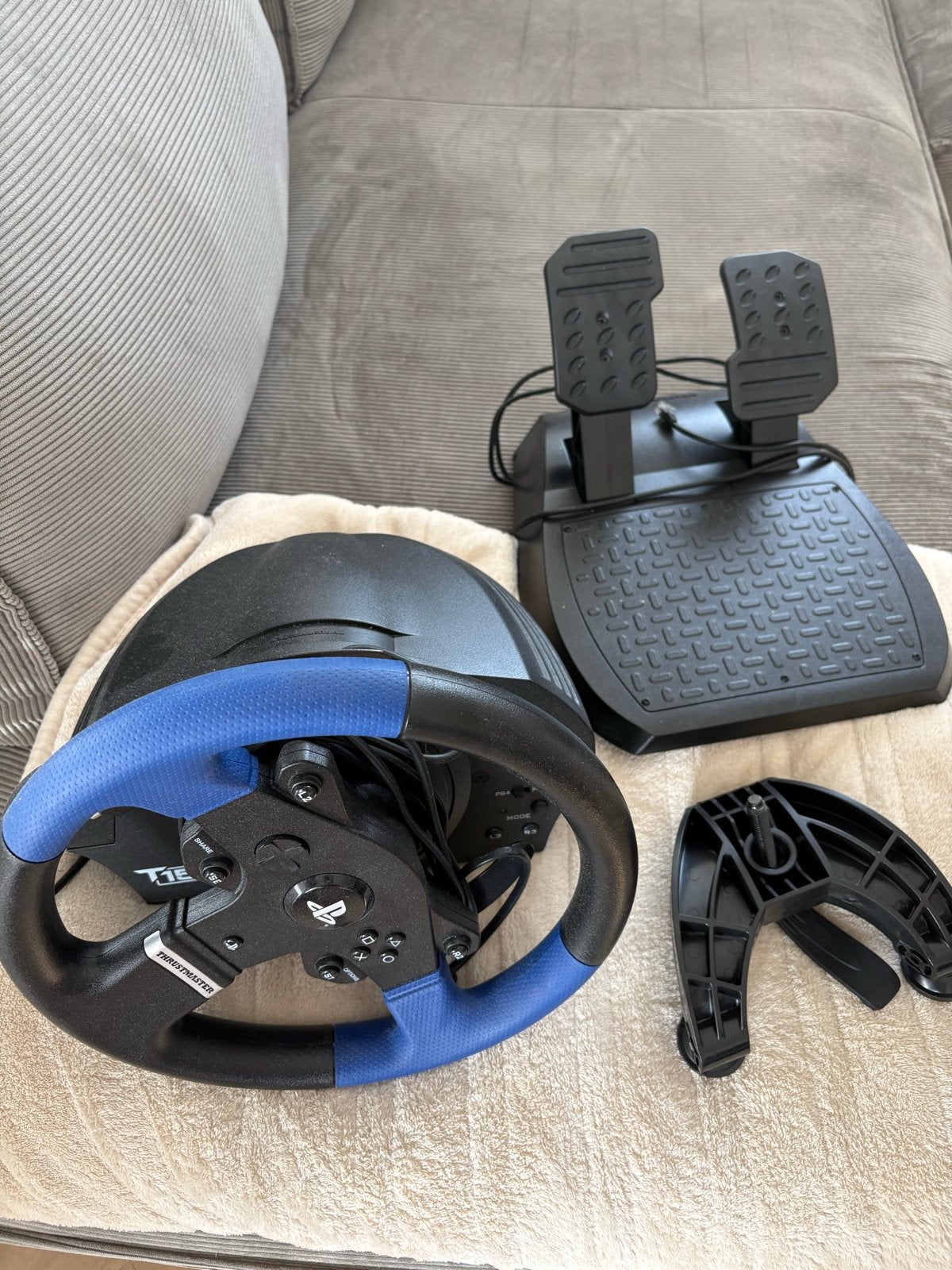 Thrustmaster T150 racestuur met pedalen voor PlayStation, Ophalen, Zo goed als nieuw, Stuur of Pedalen, PlayStation 4
