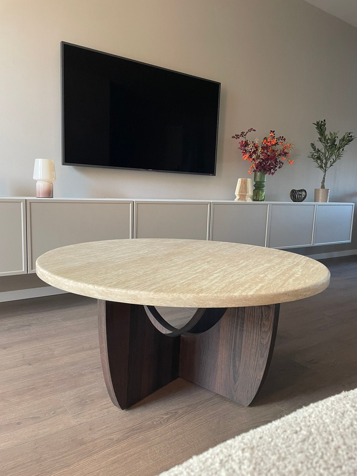 Nieuw Travertin walnoot salontafel rond 100cm japandi hout, Huis en Inrichting, Tafels | Salontafels, Ophalen, Japandi, Rond, Nieuw