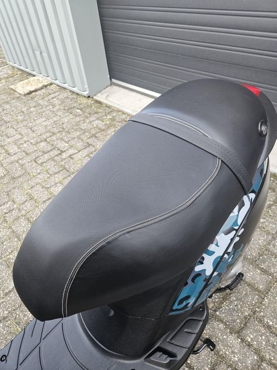 Foto 21 van PIAGGIO  ZIP 50 2T BJ2015 MAT ZWART 2375KM NL TOPSTAAT!!