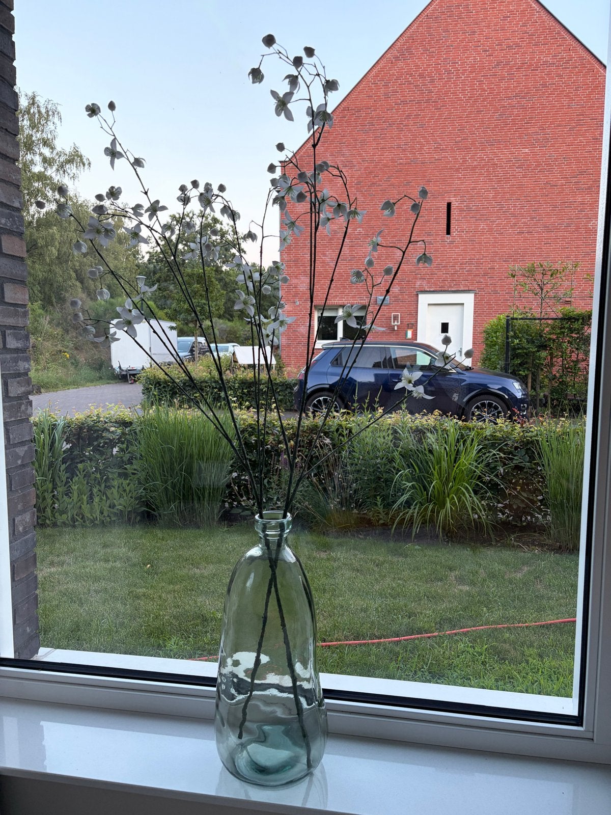 Blauwgroene glazen vaas met zijden bloemen van Intratuin, Ophalen, Transparant, Inclusief decoratie, Glas