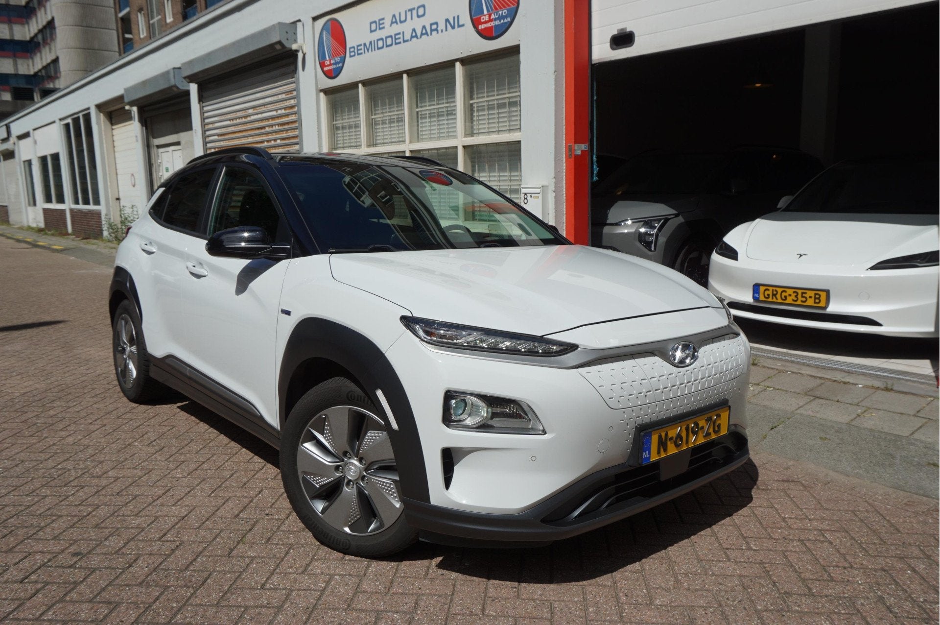 Hyundai KONA EV Premium 64 kWh | SOH 99.2% | Trekhaak | Leer, Auto's, Dealer onderhouden, Gebruikt, Zwart, Automatische klimaatregeling