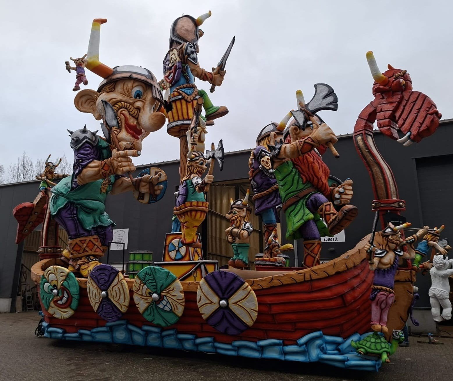 Carnavalswagen tekoop na carnaval 27, Ophalen, Zo goed als nieuw, Feestartikel, Carnaval