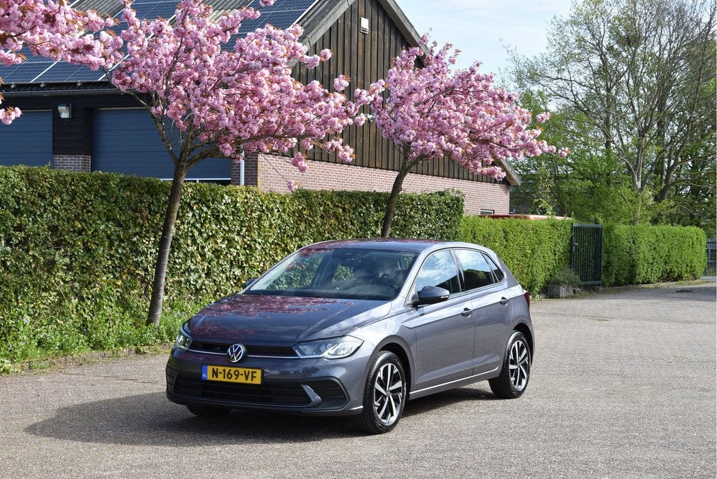 Volkswagen Polo 1.0 TSI Life Nw model NAP Carplay PDC virtue, Auto's, Volkswagen, Stof, Gebruikt, 580 kg, Met garantie (alle)