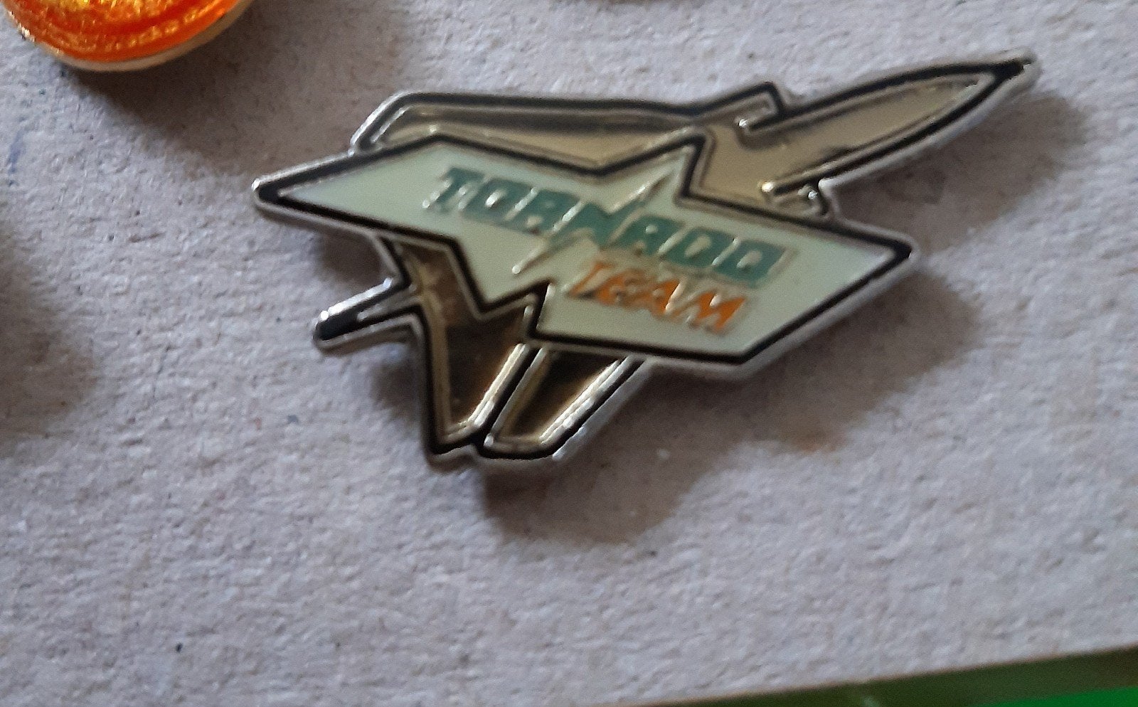 Pin Tornado team, Ophalen of Verzenden, Nieuw, Sport, Speldje of Pin