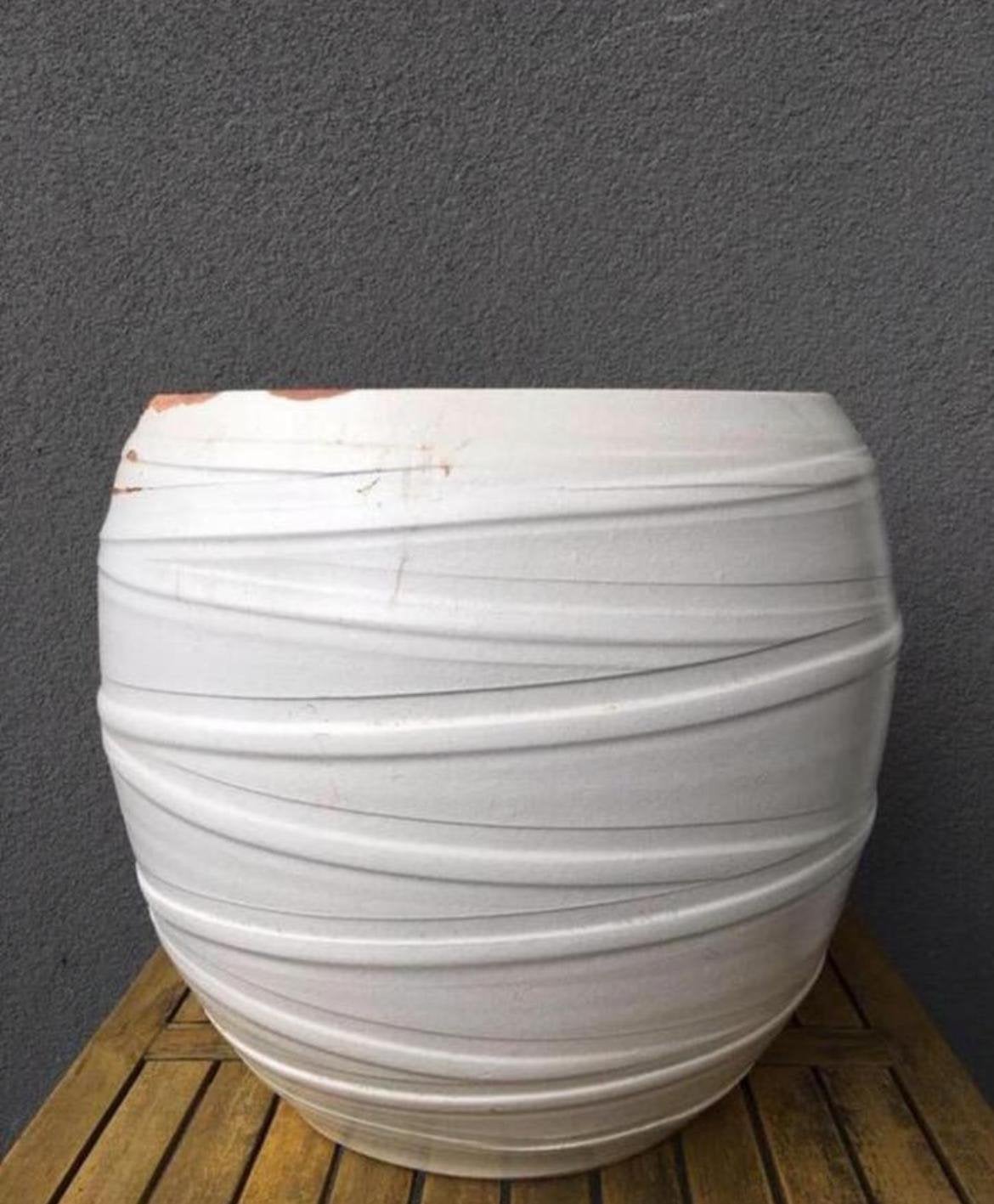 Grote terracotta bloempot wit 3 D 35cm met reliëf/ornamenten, Tuin en Terras, Bloempotten, Gebruikt, Rond, Binnen, Minder dan 40 cm