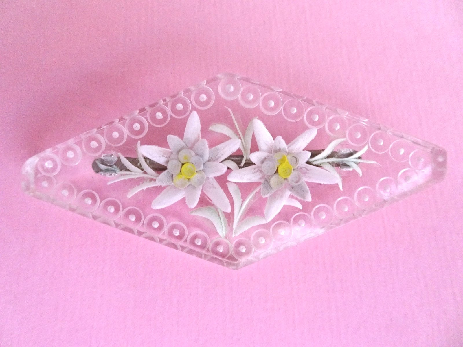 jwg Vintage 40s 50s reverse carved edelweiss bloemen broche, Verzenden, Overige materialen, Broche