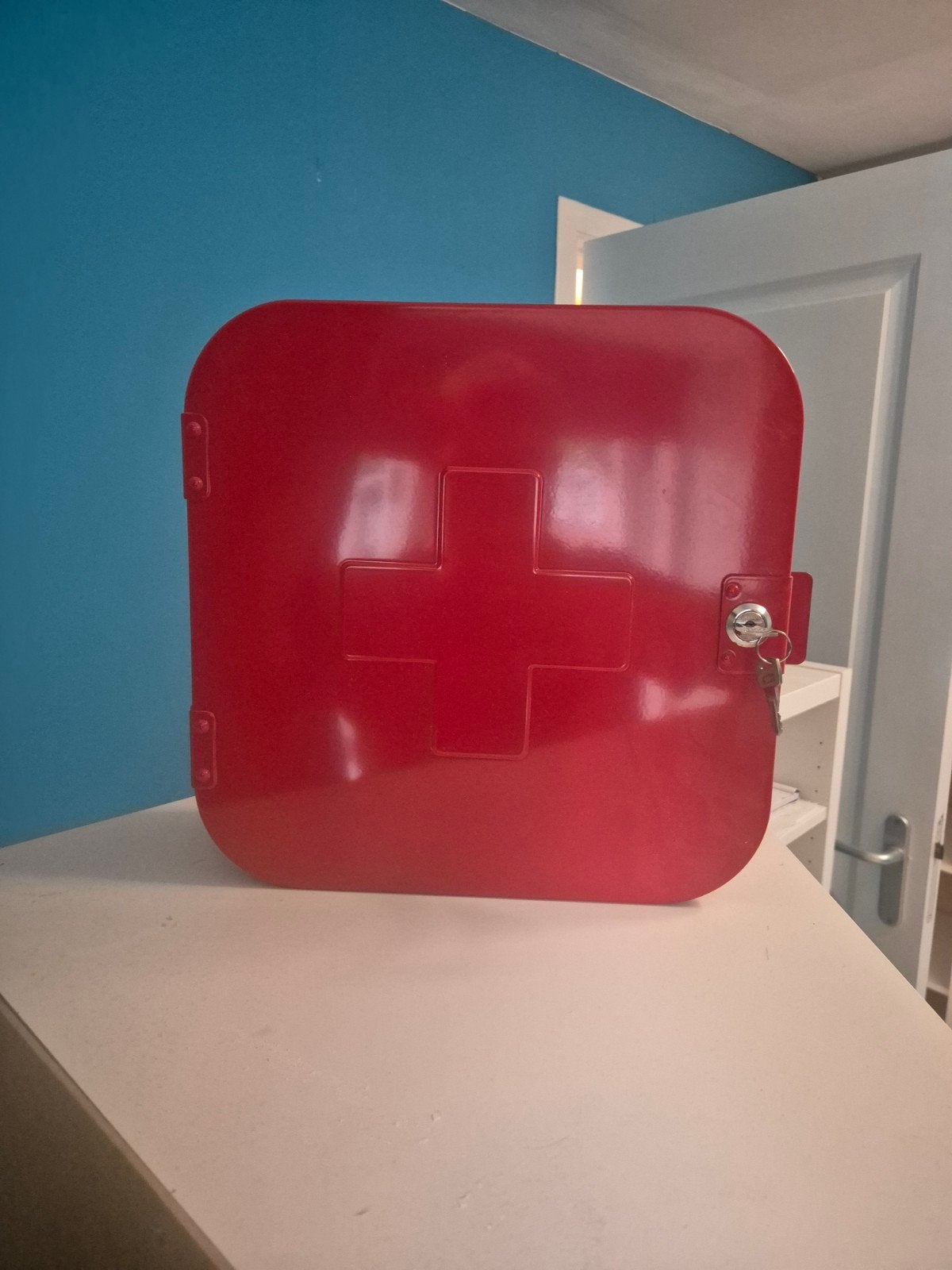 Rood medicijnkastje met sleutel - Ideaal voor EHBO, Huis en Inrichting, Kasten | Overige, Ophalen of Verzenden
