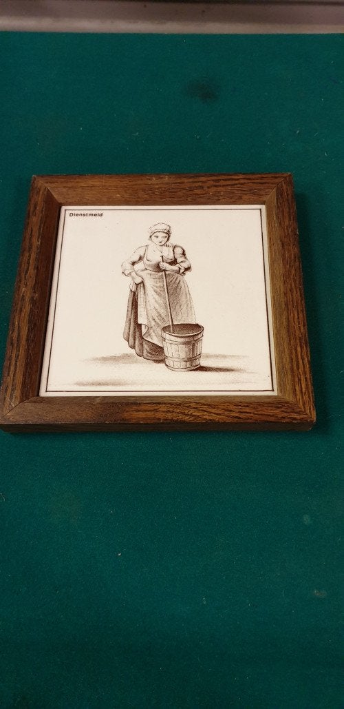 Tegel dienstmeid met donker eikenhouten lijst, Ophalen of Verzenden, 'T Olde Gre-j, Info@toldegrej.nl, Endepoelstraat 20f Didam
