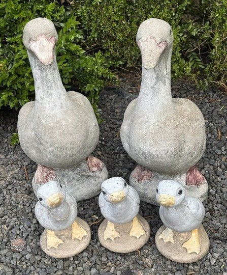 Twee stenen ganzen(50cm) en 3 kleintjes - één deal €50.00, Ophalen, Zo goed als nieuw, Hout