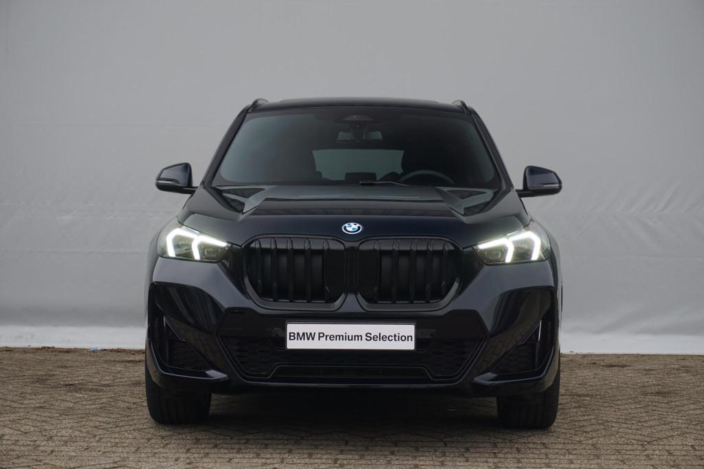 BMW X1 xDrive25e M Sportpakket Pro 19'' | Panoramadak | Trek, Stof, Blauw, Stuurwielverwarming, 105 min