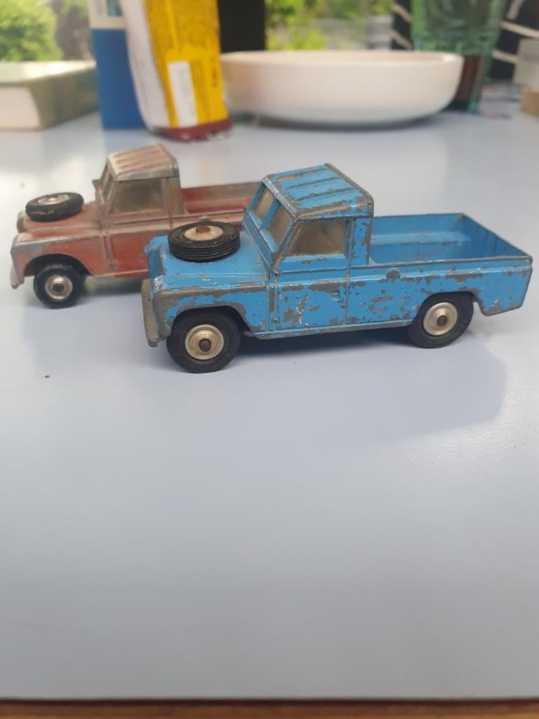 Landrover 109. 2x Corgi toys, Ophalen of Verzenden, Gebruikt, Auto, Corgi
