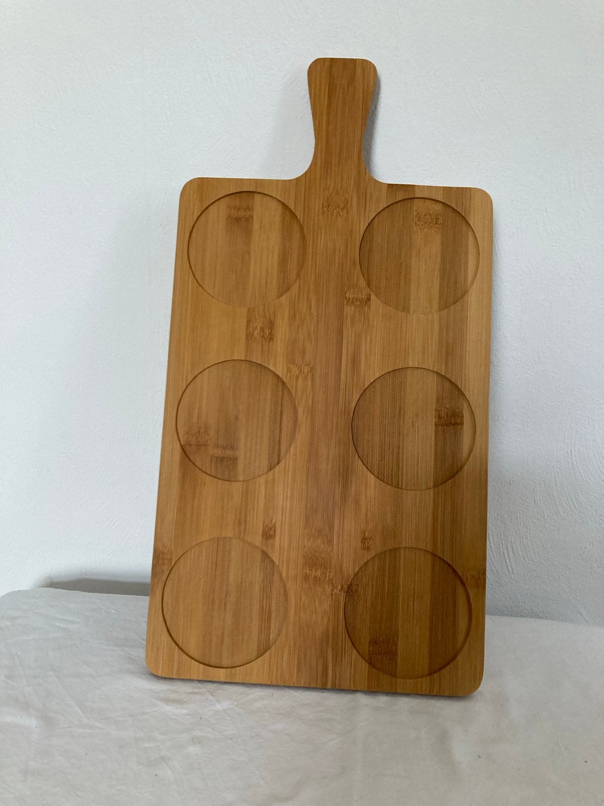 Houten tapasplank met 6 uitsparingen voor schaaltjes, Gebruikt, Hout, Snij-/serveerplank, Ophalen of Verzenden