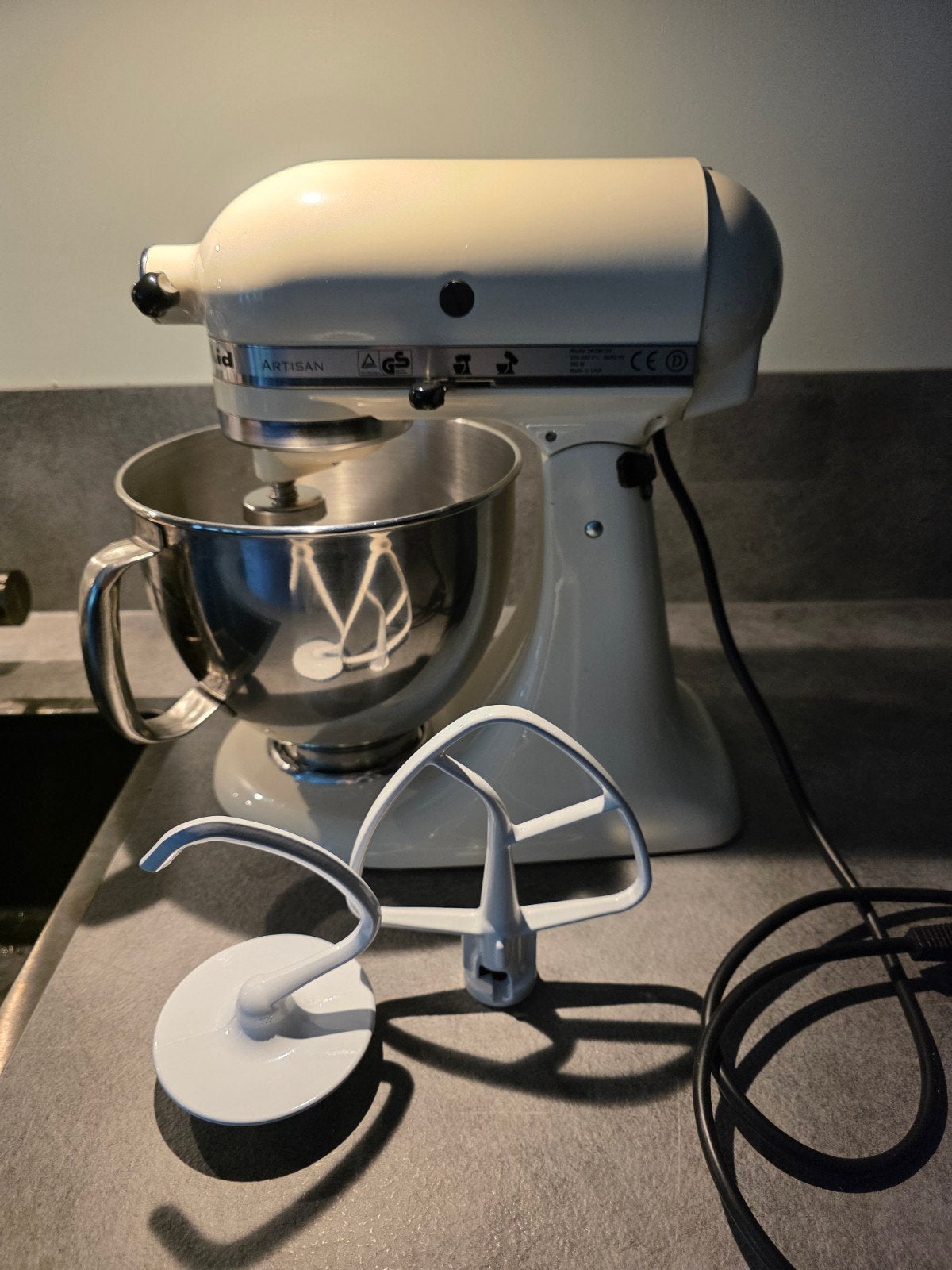 KitchenAid Artisan Keukenmixer - Almond Cream kleur, 4 liter of meer, Gebruikt, 3 snelheden of meer, Ophalen of Verzenden