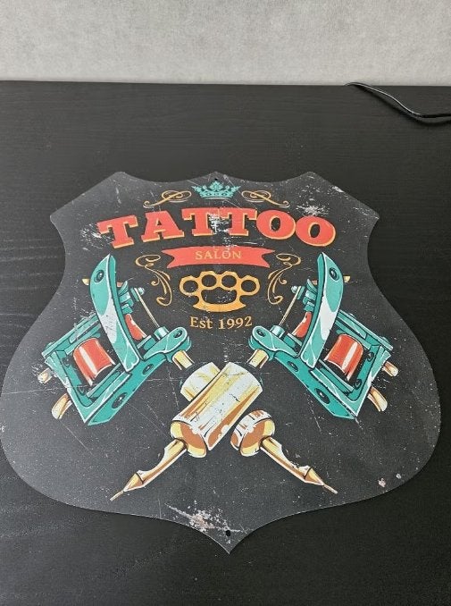 Tattoo Salon kunststof wandbord – Vintage stijl, 39 cm, Meerkleurig, 37 cm, Ophalen of Verzenden
