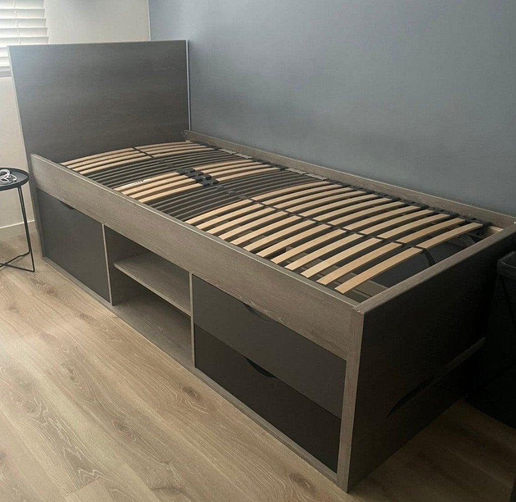 Stoer, grijs eenpersoonsbed, Huis en Inrichting, Ophalen, Eenpersoons, 200 cm, Grijs