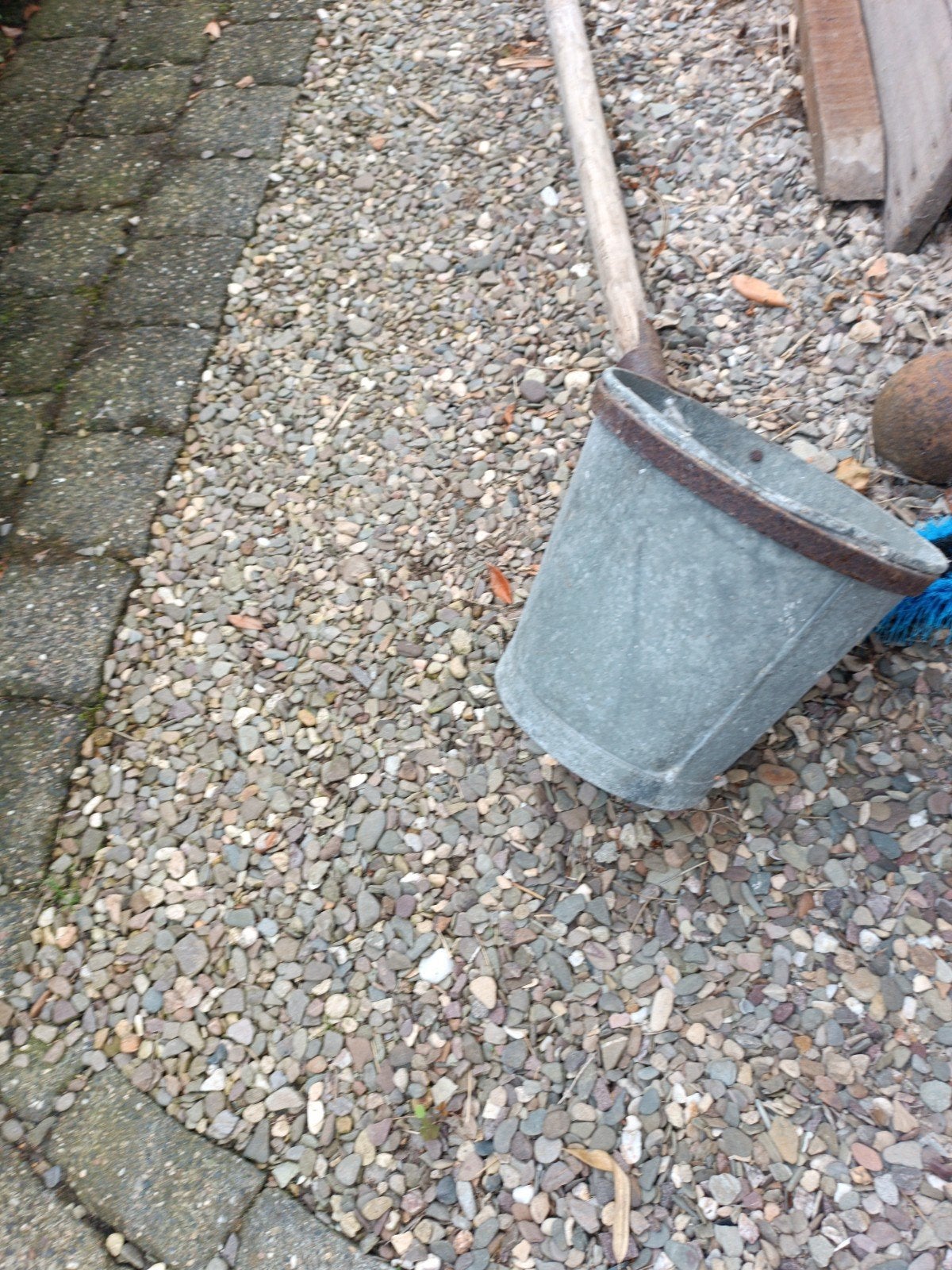 zinken schep.emmer voor in de waterputmet lange houten steel, Antiek en Kunst, Ophalen