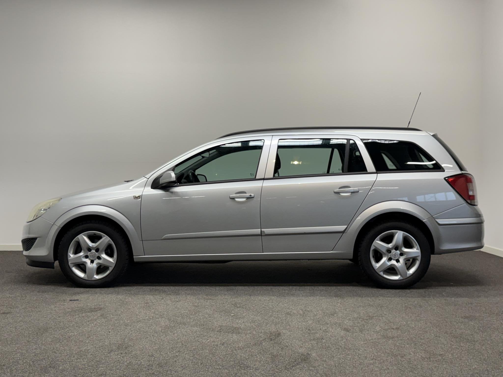 Opel Astra Wagon 1.6 Business Automaat!, Auto's, 657 kg, Stof, Gebruikt, Zwart