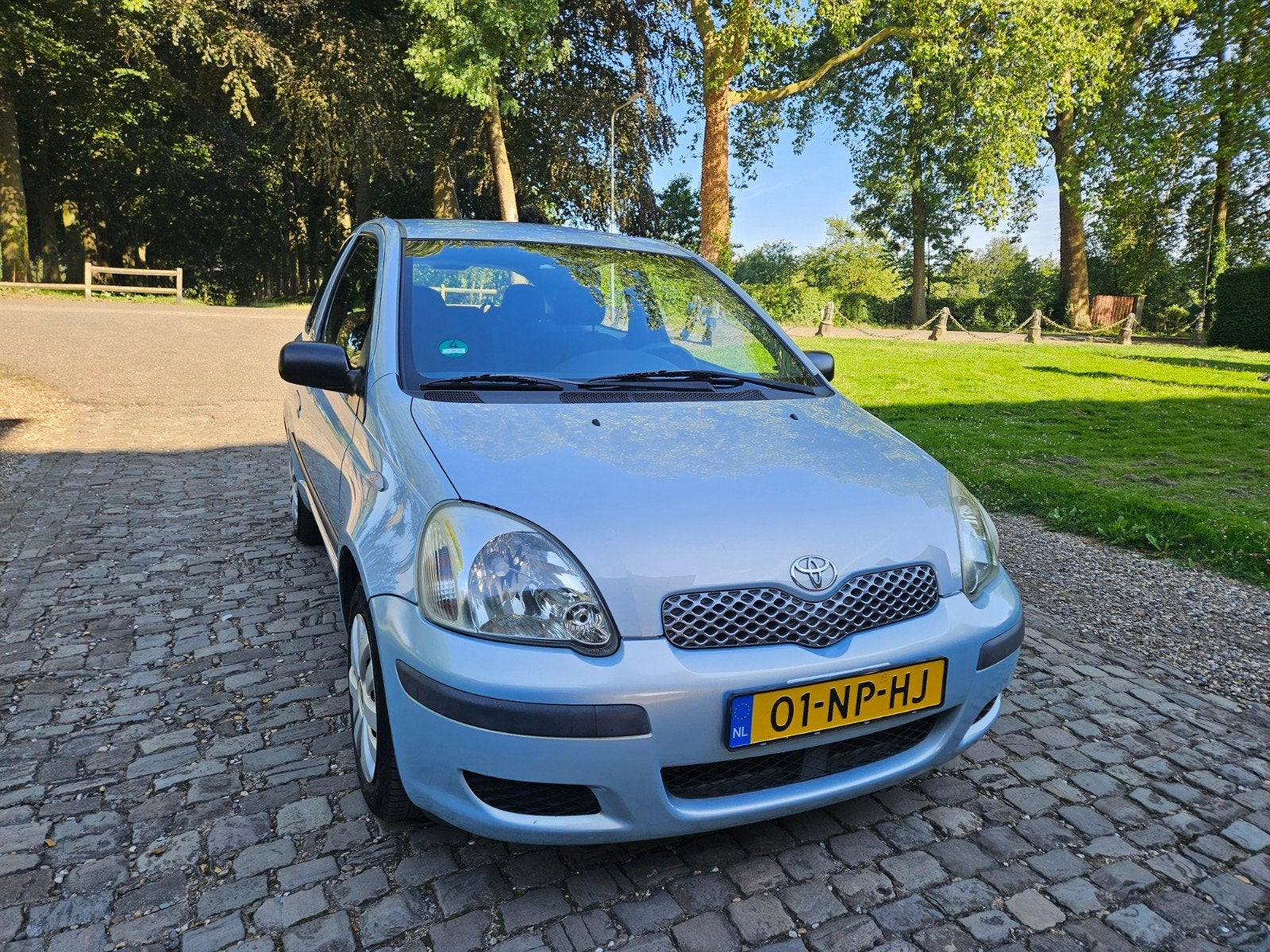 Toyota Yaris 1.0 16V Vvti 3DR 2004 Blauw trekhaak elec ramen, Auto's, Stof, 31 €/maand, 4 cilinders, 855 kg