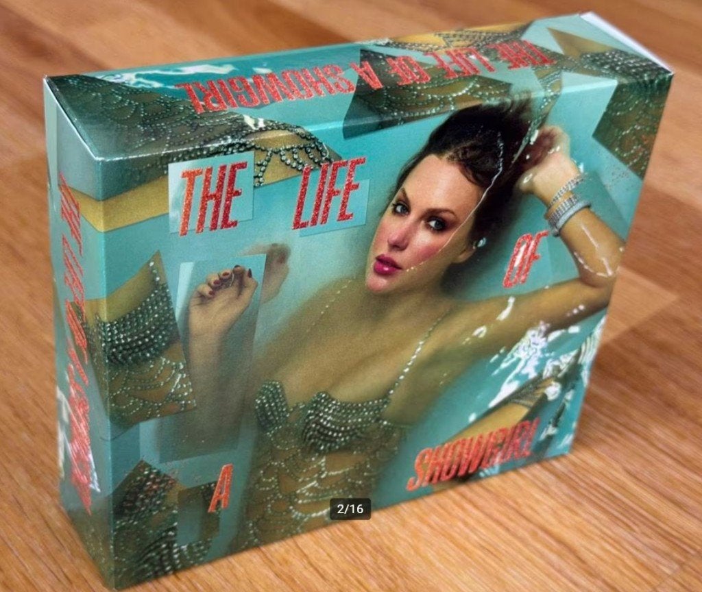 TAYLOR SWIFT, SWEAT & VANILLA CD BOX + SLEUTELHANGER, Ophalen of Verzenden, 2020 tot heden, Nieuw in verpakking, Boxset