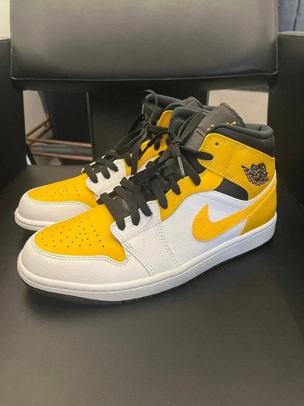 Nike Air Jordan 1 Mid "Taxi" maat 43 nieuw, Kleding | Heren, Overige kleuren, Verzenden, Nieuw, Sneakers of Gympen