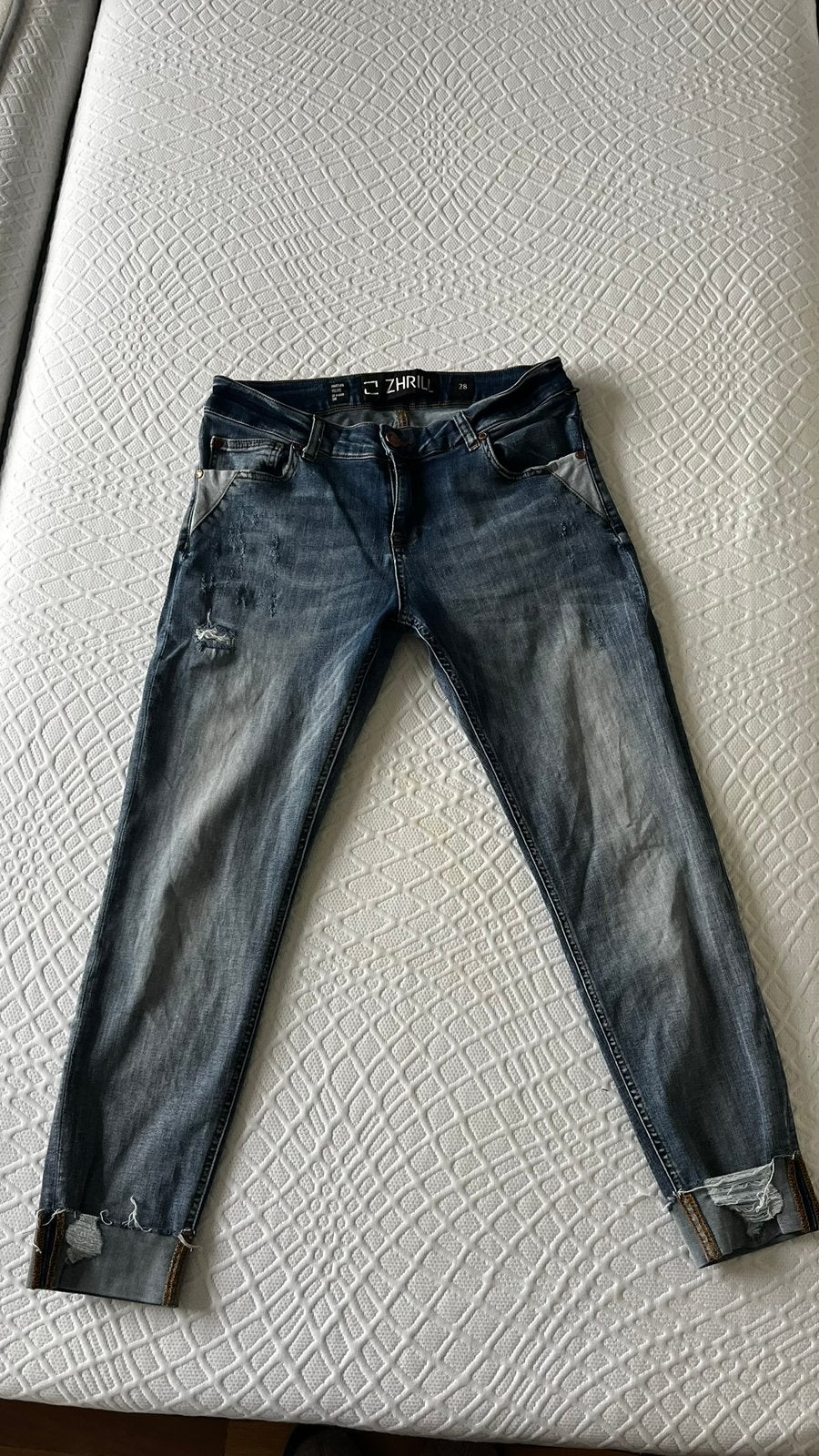 Zhrill Nova Jeans – Distressed Denim – Maat 28, Maat 38/40 (M), Kort, Blauw, Ophalen of Verzenden