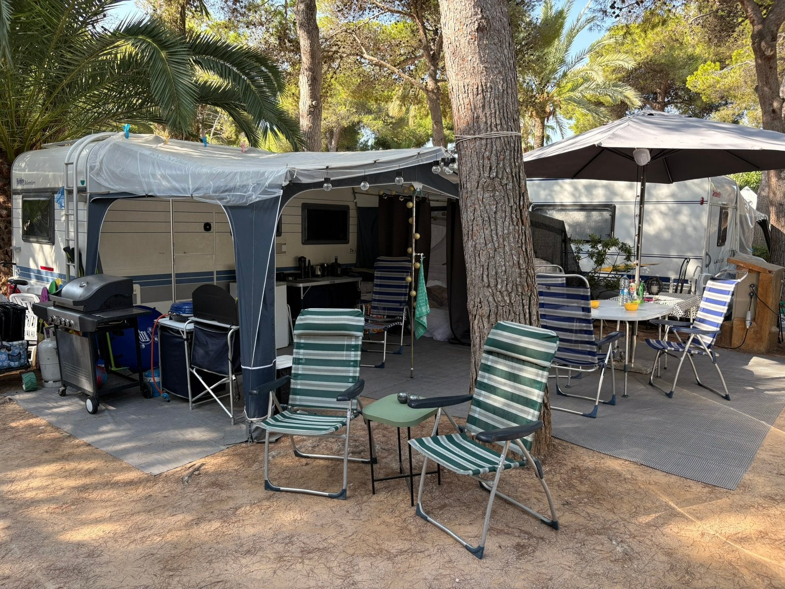 SPANJE - Caravan Hobby 400 SB 2002, Caravans en Kamperen, Caravans, Particulier, tot en met 4, 750 - 1000 kg, Treinzit, Hobby