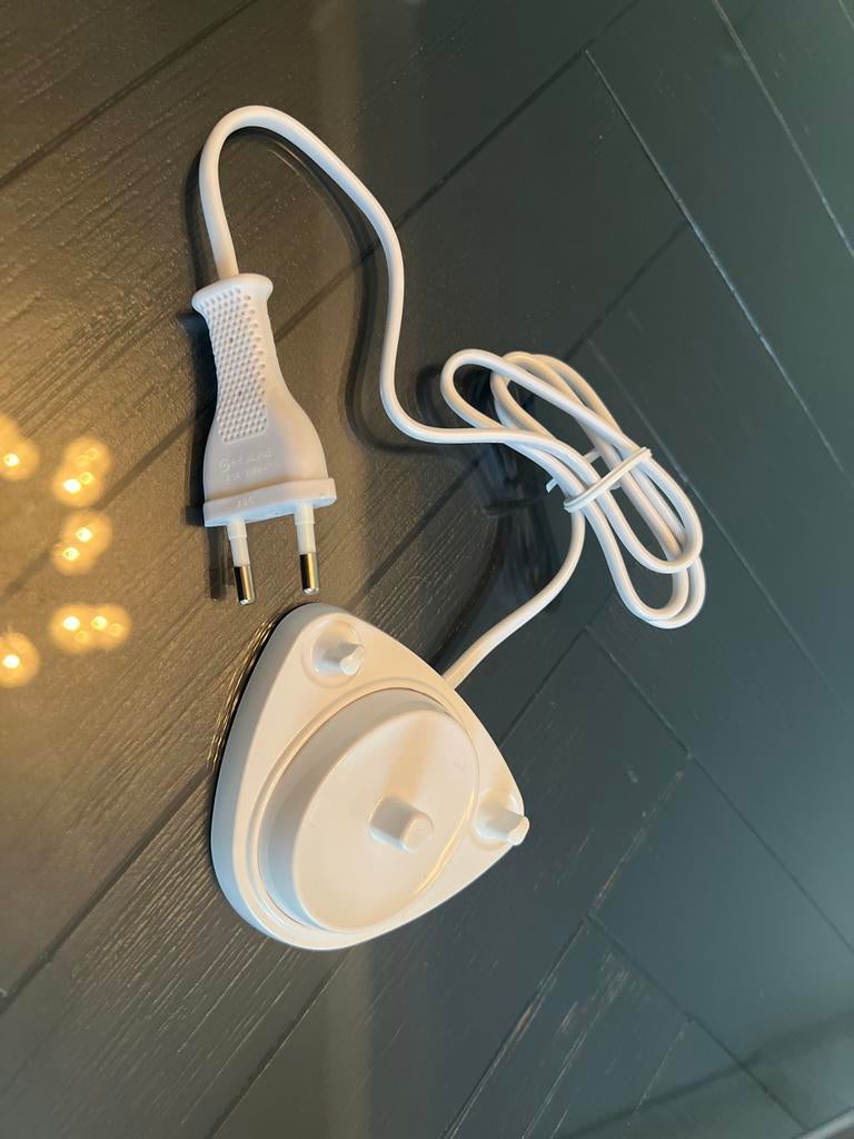 Nieuwe Oral-B oplader met dubbele borstelhouder, Ophalen of Verzenden, Nieuw, Overige typen