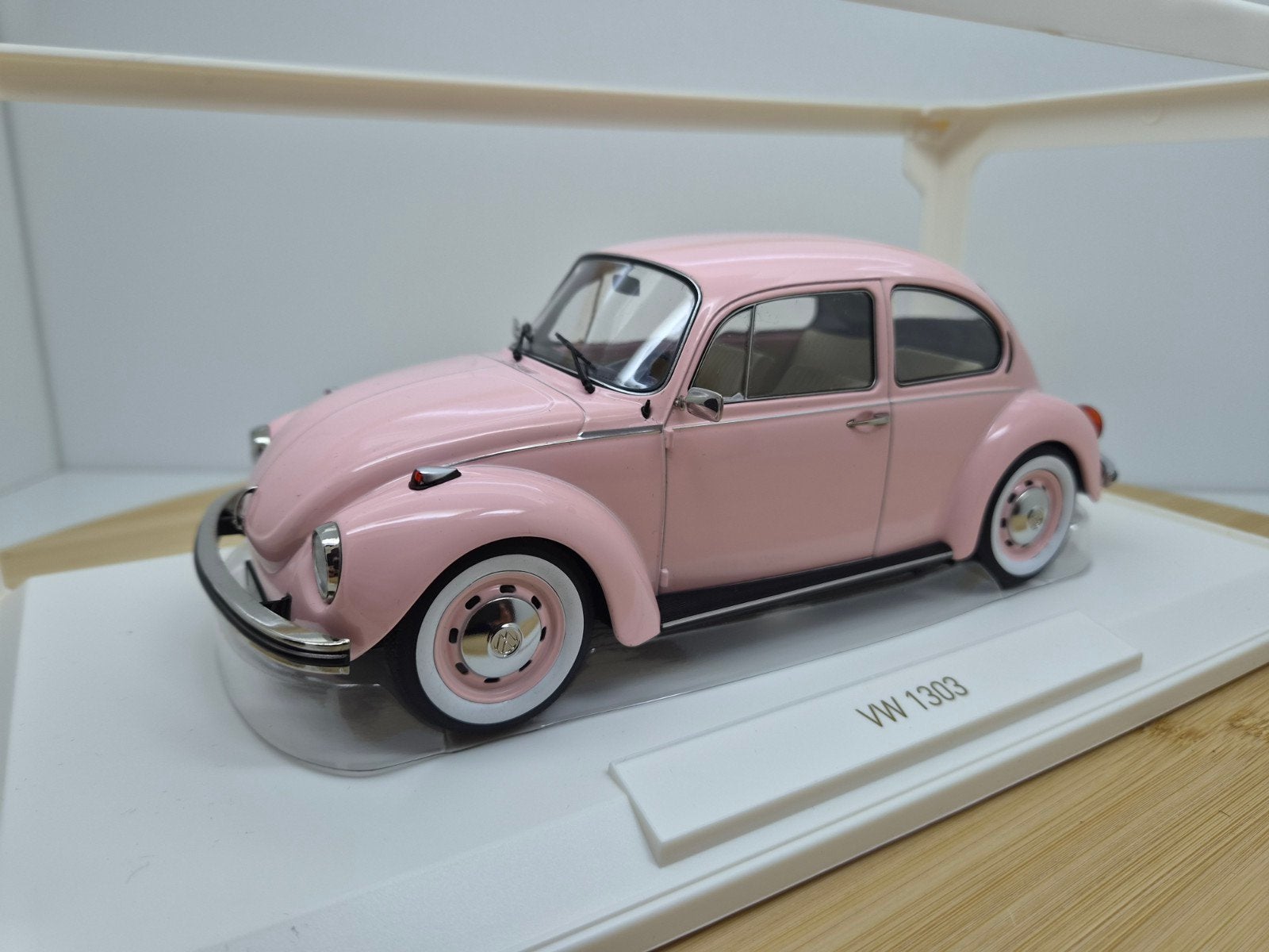Norev Volkswagen VW 1303 Kever 1:18 Roze in bijpassende doos, Auto, Nieuw, Norev, Ophalen of Verzenden