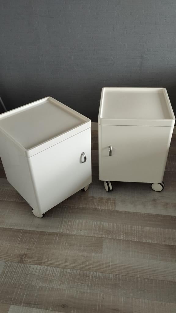 Twee nachtkastjes wit op wielen., Huis en Inrichting, Ophalen