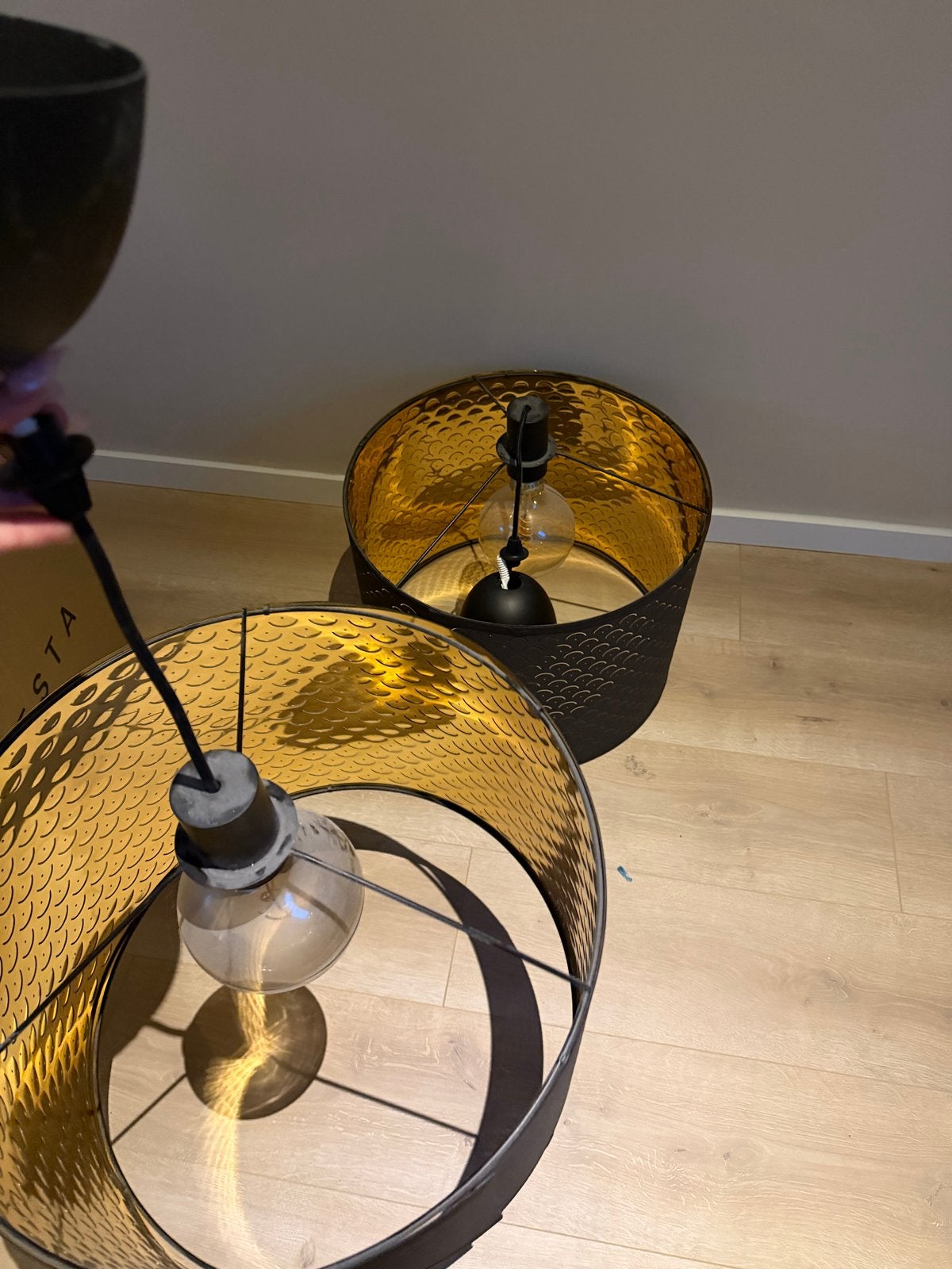Set van 2 zwarte hanglampen met gouden binnenkant, Ophalen, Minder dan 50 cm, Gebruikt, Minder dan 25 cm